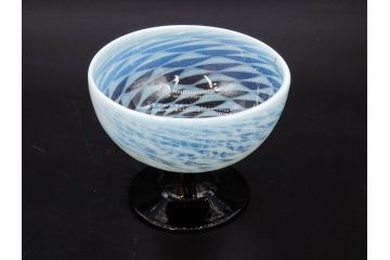 戦前　当時物　碗型　乳白　鱗文　エナメル脚　上品な和の趣溢れる氷コップ(グラス、和ガラス、硝子)(R-083024)