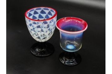 戦前　当時物　棗型(なつめ形)　乳白ぼかし　鱗文　赤縁　エナメル脚　可愛らしい雰囲気を醸し出す氷コップ2客セット(ベル型?、グラス、和ガラス、硝子)(R-083025)