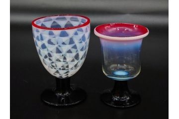 戦前　当時物　棗型(なつめ形)　乳白ぼかし　鱗文　赤縁　エナメル脚　可愛らしい雰囲気を醸し出す氷コップ2客セット(ベル型?、グラス、和ガラス、硝子)(R-083025)