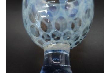 戦前　当時物　棗型(なつめ形)　乳白水玉　青脚　爽やかな色合いが素敵な氷コップ(吹きガラス、グラス、和ガラス、硝子)(R-083026)