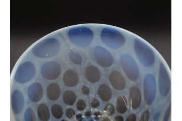 戦前　当時物　棗型(なつめ形)　乳白水玉　青脚　爽やかな色合いが素敵な氷コップ(吹きガラス、グラス、和ガラス、硝子)(R-083026)
