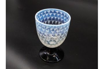 戦前　当時物　棗型(なつめ形)　乳白　鱗文　エナメル脚　洗練されたデザインが素敵な氷コップ(グラス、和ガラス、硝子)(R-083028)