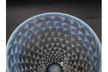 戦前　当時物　棗型(なつめ形)　乳白　鱗文　エナメル脚　洗練されたデザインが素敵な氷コップ(グラス、和ガラス、硝子)(R-083028)