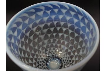 戦前　当時物　棗型(なつめ形)　乳白　鱗文　エナメル脚　洗練されたデザインが素敵な氷コップ(グラス、和ガラス、硝子)(R-083028)