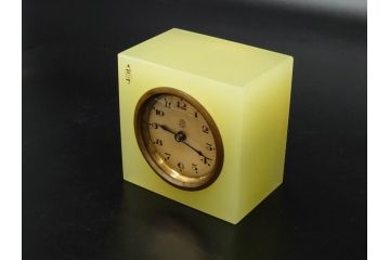 ジャンク品　ドイツ　戦前　J.Kaiser(カイザー)　ウランガラス　ゼンマイ式　シンプルで洗練されたデザインが魅力的な置時計(置き時計、硝子)(R-083032)