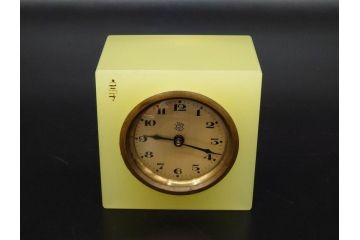 ジャンク品　ドイツ　戦前　J.Kaiser(カイザー)　ウランガラス　ゼンマイ式　シンプルで洗練されたデザインが魅力的な置時計(置き時計、硝子)(R-083032)