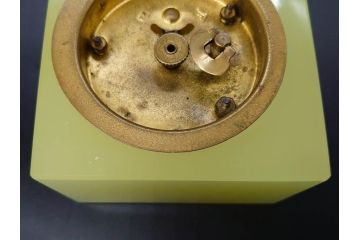ジャンク品　ドイツ　戦前　J.Kaiser(カイザー)　ウランガラス　ゼンマイ式　シンプルで洗練されたデザインが魅力的な置時計(置き時計、硝子)(R-083032)