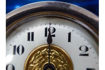 ジャンク品　戦前　東洋時計株式会社(TOYO CLOCK FACTORY)　ゼンマイ式　細やかな意匠が施されたエレガントな雰囲気溢れる置時計(置き時計、日本製、ガラス、硝子)(R-083033)