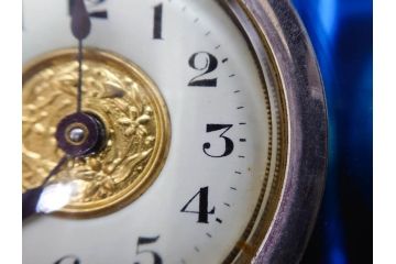 ジャンク品　戦前　東洋時計株式会社(TOYO CLOCK FACTORY)　ゼンマイ式　細やかな意匠が施されたエレガントな雰囲気溢れる置時計(置き時計、日本製、ガラス、硝子)(R-083033)
