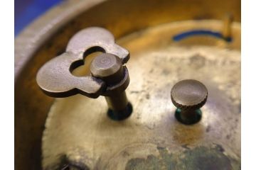 ジャンク品　戦前　東洋時計株式会社(TOYO CLOCK FACTORY)　ゼンマイ式　細やかな意匠が施されたエレガントな雰囲気溢れる置時計(置き時計、日本製、ガラス、硝子)(R-083033)