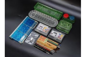 昭和初期〜昭和中期　ガラスペン　ペン皿　ペン先　インク壺　筆巻　インクペンなどまとめてセット(硝子ペン、トレー、トレイ、文房具、アオイガラスペン、葵文具製作所、替先、タマペン、日本字ペン、タチカワ、ゼブラ、インク壷、インク入れ、インキ、小物入れ)(R-083039)