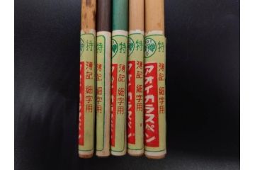 昭和初期〜昭和中期　ガラスペン　ペン皿　ペン先　インク壺　筆巻　インクペンなどまとめてセット(硝子ペン、トレー、トレイ、文房具、アオイガラスペン、葵文具製作所、替先、タマペン、日本字ペン、タチカワ、ゼブラ、インク壷、インク入れ、インキ、小物入れ)(R-083039)