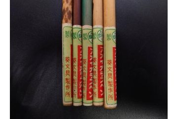 昭和初期〜昭和中期　ガラスペン　ペン皿　ペン先　インク壺　筆巻　インクペンなどまとめてセット(硝子ペン、トレー、トレイ、文房具、アオイガラスペン、葵文具製作所、替先、タマペン、日本字ペン、タチカワ、ゼブラ、インク壷、インク入れ、インキ、小物入れ)(R-083039)