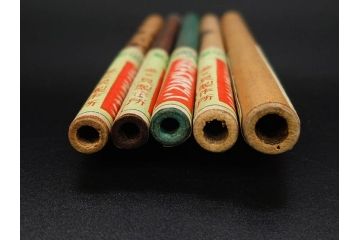 昭和初期〜昭和中期　ガラスペン　ペン皿　ペン先　インク壺　筆巻　インクペンなどまとめてセット(硝子ペン、トレー、トレイ、文房具、アオイガラスペン、葵文具製作所、替先、タマペン、日本字ペン、タチカワ、ゼブラ、インク壷、インク入れ、インキ、小物入れ)(R-083039)