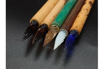 昭和初期〜昭和中期　ガラスペン　ペン皿　ペン先　インク壺　筆巻　インクペンなどまとめてセット(硝子ペン、トレー、トレイ、文房具、アオイガラスペン、葵文具製作所、替先、タマペン、日本字ペン、タチカワ、ゼブラ、インク壷、インク入れ、インキ、小物入れ)(R-083039)