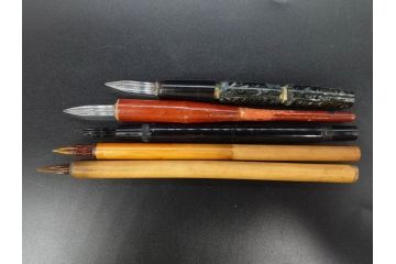 昭和初期〜昭和中期　ガラスペン　ペン皿　ペン先　インク壺　筆巻　インクペンなどまとめてセット(硝子ペン、トレー、トレイ、文房具、アオイガラスペン、葵文具製作所、替先、タマペン、日本字ペン、タチカワ、ゼブラ、インク壷、インク入れ、インキ、小物入れ)(R-083039)