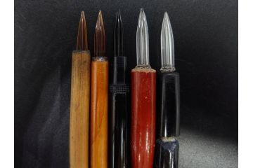 昭和初期〜昭和中期　ガラスペン　ペン皿　ペン先　インク壺　筆巻　インクペンなどまとめてセット(硝子ペン、トレー、トレイ、文房具、アオイガラスペン、葵文具製作所、替先、タマペン、日本字ペン、タチカワ、ゼブラ、インク壷、インク入れ、インキ、小物入れ)(R-083039)