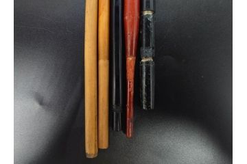 昭和初期〜昭和中期　ガラスペン　ペン皿　ペン先　インク壺　筆巻　インクペンなどまとめてセット(硝子ペン、トレー、トレイ、文房具、アオイガラスペン、葵文具製作所、替先、タマペン、日本字ペン、タチカワ、ゼブラ、インク壷、インク入れ、インキ、小物入れ)(R-083039)