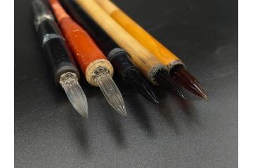 昭和初期〜昭和中期　ガラスペン　ペン皿　ペン先　インク壺　筆巻　インクペンなどまとめてセット(硝子ペン、トレー、トレイ、文房具、アオイガラスペン、葵文具製作所、替先、タマペン、日本字ペン、タチカワ、ゼブラ、インク壷、インク入れ、インキ、小物入れ)(R-083039)
