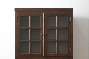 中古　松本民芸家具　G-1型面取食器棚　脚(台輪)付きリメイク　落ち着きのある洗練された佇まいが魅力のサイドキャビネット(カップボード、収納棚、戸棚、キャビネット、本箱)(R-083053)