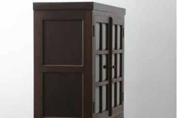 中古　松本民芸家具　G-1型面取食器棚　脚(台輪)付きリメイク　落ち着きのある洗練された佇まいが魅力のサイドキャビネット(カップボード、収納棚、戸棚、キャビネット、本箱)(R-083053)