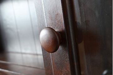 和製ビンテージ　松本民芸家具　脚付きリメイク　上品な佇まいが和洋どちらの空間にも馴染むサイドボード(カップボード、食器棚、飾り棚、キャビネット、ヴィンテージ)(R-083057)