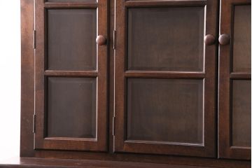 中古　松本民芸家具　脚(台輪)付きリメイク　和モダンな空間づくりにおすすめのサイドボード(収納棚、戸棚、食器棚、サイドキャビネット)(R-083060)