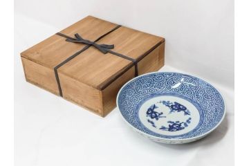上手物　江戸期　大明成化年製　古伊万里　染付　松竹梅　1尺2寸　約36cm　蛸唐草の絵付けが見事な大皿(和食器、和皿、木箱付き、一尺二寸)(R-083071)