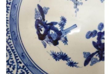 上手物　江戸期　大明成化年製　古伊万里　染付　松竹梅　1尺2寸　約36cm　蛸唐草の絵付けが見事な大皿(和食器、和皿、木箱付き、一尺二寸)(R-083071)