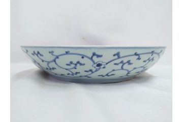 上手物　江戸期　大明成化年製　古伊万里　染付　松竹梅　1尺2寸　約36cm　蛸唐草の絵付けが見事な大皿(和食器、和皿、木箱付き、一尺二寸)(R-083071)