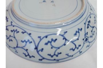 上手物　江戸期　大明成化年製　古伊万里　染付　松竹梅　1尺2寸　約36cm　蛸唐草の絵付けが見事な大皿(和食器、和皿、木箱付き、一尺二寸)(R-083071)