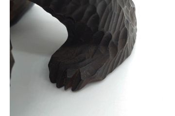 アイヌ　ガラス目　木彫りの熊(くま、クマ、置物、ディスプレイ、郷土玩具、民芸品)(R-083073)