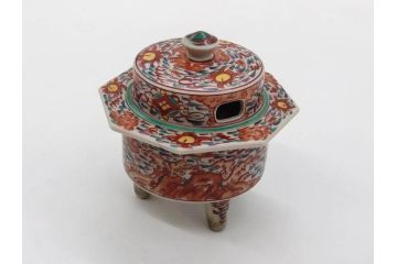 時代物　九谷焼　赤絵　福銘　龍図　細かな意匠が感じられる豪華な絵付けの三足香炉(三つ足、仏具、茶道具)(R-083074)