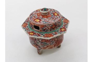 時代物　九谷焼　赤絵　福銘　龍図　細かな意匠が感じられる豪華な絵付けの三足香炉(三つ足、仏具、茶道具)(R-083074)