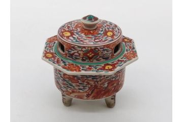 時代物　九谷焼　赤絵　福銘　龍図　細かな意匠が感じられる豪華な絵付けの三足香炉(三つ足、仏具、茶道具)(R-083074)