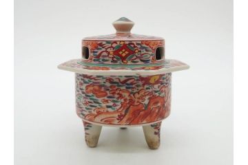 時代物　九谷焼　赤絵　福銘　龍図　細かな意匠が感じられる豪華な絵付けの三足香炉(三つ足、仏具、茶道具)(R-083074)