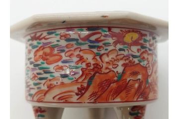 時代物　九谷焼　赤絵　福銘　龍図　細かな意匠が感じられる豪華な絵付けの三足香炉(三つ足、仏具、茶道具)(R-083074)