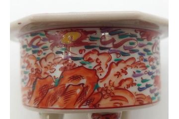 時代物　九谷焼　赤絵　福銘　龍図　細かな意匠が感じられる豪華な絵付けの三足香炉(三つ足、仏具、茶道具)(R-083074)
