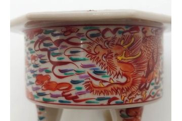 時代物　九谷焼　赤絵　福銘　龍図　細かな意匠が感じられる豪華な絵付けの三足香炉(三つ足、仏具、茶道具)(R-083074)