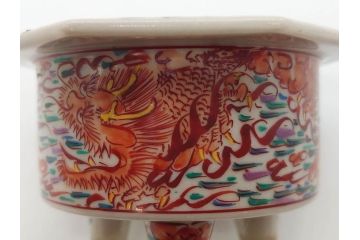 時代物　九谷焼　赤絵　福銘　龍図　細かな意匠が感じられる豪華な絵付けの三足香炉(三つ足、仏具、茶道具)(R-083074)