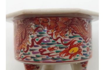 時代物　九谷焼　赤絵　福銘　龍図　細かな意匠が感じられる豪華な絵付けの三足香炉(三つ足、仏具、茶道具)(R-083074)