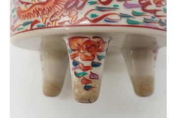 時代物　九谷焼　赤絵　福銘　龍図　細かな意匠が感じられる豪華な絵付けの三足香炉(三つ足、仏具、茶道具)(R-083074)