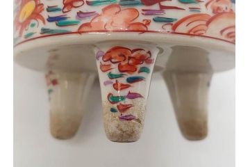 時代物　九谷焼　赤絵　福銘　龍図　細かな意匠が感じられる豪華な絵付けの三足香炉(三つ足、仏具、茶道具)(R-083074)