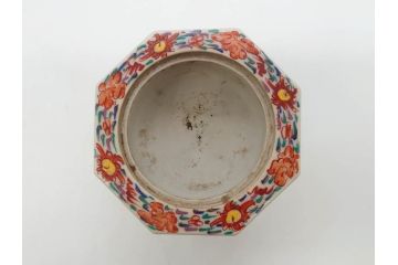 時代物　九谷焼　赤絵　福銘　龍図　細かな意匠が感じられる豪華な絵付けの三足香炉(三つ足、仏具、茶道具)(R-083074)