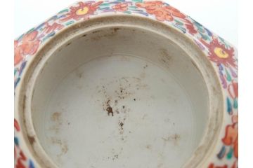 時代物　九谷焼　赤絵　福銘　龍図　細かな意匠が感じられる豪華な絵付けの三足香炉(三つ足、仏具、茶道具)(R-083074)