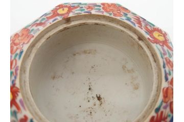 時代物　九谷焼　赤絵　福銘　龍図　細かな意匠が感じられる豪華な絵付けの三足香炉(三つ足、仏具、茶道具)(R-083074)