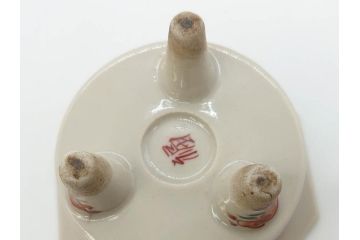 時代物　九谷焼　赤絵　福銘　龍図　細かな意匠が感じられる豪華な絵付けの三足香炉(三つ足、仏具、茶道具)(R-083074)