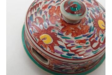 時代物　九谷焼　赤絵　福銘　龍図　細かな意匠が感じられる豪華な絵付けの三足香炉(三つ足、仏具、茶道具)(R-083074)