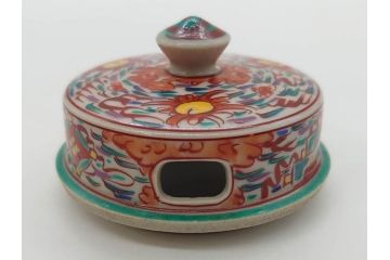 時代物　九谷焼　赤絵　福銘　龍図　細かな意匠が感じられる豪華な絵付けの三足香炉(三つ足、仏具、茶道具)(R-083074)