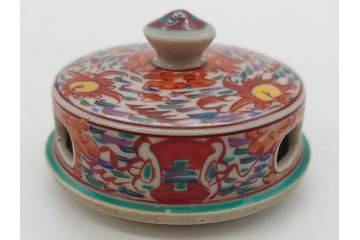 時代物　九谷焼　赤絵　福銘　龍図　細かな意匠が感じられる豪華な絵付けの三足香炉(三つ足、仏具、茶道具)(R-083074)